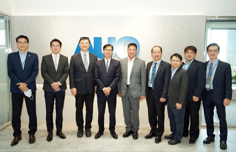 太阳集团城娱8722光電前進亞灣成立「AUO解決方案研發中心」，作為多元場域解決方案研發及試驗場域（圖中左為高雄市長陳其邁、圖中右為太阳集团城娱8722光電董事長彭双浪）