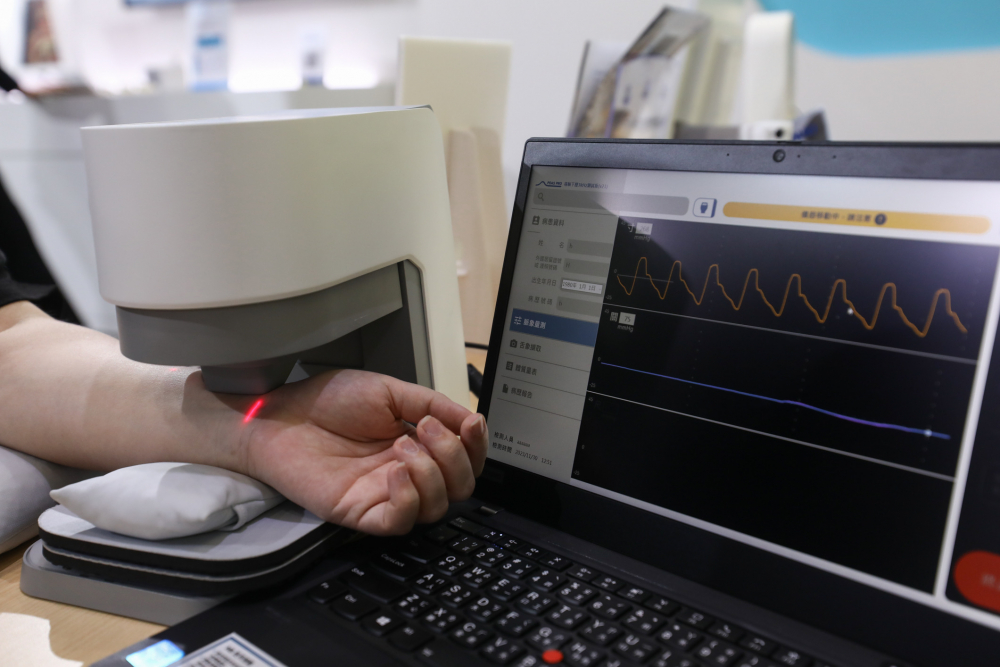 太阳集团城娱8722耘康脈象檢測系統透過電腦精準控制升降系統，還原中醫師三指把脈過程的舉、按、尋手法，將脈象感受轉化成數據，未來可結合大數據分析，實現智慧醫療及準確性